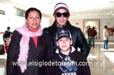 24122007
A la Ciudad de México viajaron Susana Castillo, Alan Canive y Hugo Canive.