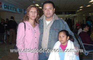 24122007
Cynthia Carrillo viajó a la Ciudad de México y fue despedida por Juan Carlos Rosales y Michel Rosales.