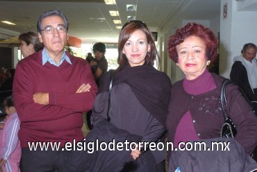 24122007
José Luis, Dora Elia y Estela Muñoz viajaron a Tijuana.