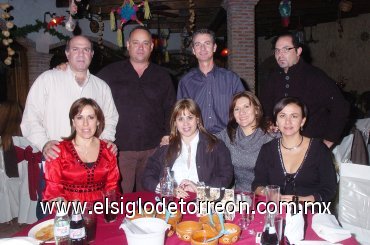 19122007
Benjamín Bandera, Nenabel González, Guido Canedo, Claudia Flores, Nachito Meléndez, Lupe Villarreal, Gerardo Aguirre y Rosaura de Aguirre, quienes festejaron con fiesta navideña.