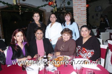 19122007
Irene de Alcalá, Lupita de Montemayor, Francis y Elisa Sáenz, Rocío Rodríguez, Aracely Rodríguez y Maricela Montes, disfrutaron de festejo navideño.