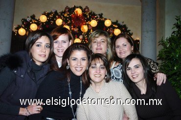 20122007
Georgina Salmón, Naima Murra, Elisa Mena, Bárbara Cepeda, Gaby García, Ingrid von Bertrab y Any Martínez.