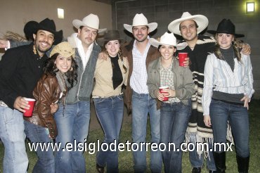 21122007
Alejandro y Lilia Tavera, Alejandro y Paola Veyán, Beto y Marcela Ruiz, Jesús y Sandra Bitar.