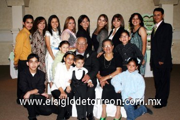 21122007
Heriberto Espinosa y Sara Acosta de Espinosa, en su pasado festejo de 55 aniversario de casados; hijos, nietos y bisnietos los acompañaron.