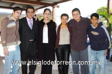 21122007
Rogelio Flores Gómez, Héctor Rogelio Flores, Suzel Adriana Flores Gómez, Antonieta de la Rosa, Raúl Flores Gómez y Carlos Alejandro Flores Hernández.