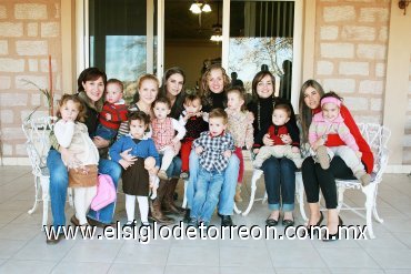 22122007
Adriana de Pámanes con Adri y Katia; Mónica Fernández de Garza con Frida; Carmen María Wolff con Silvana; Claudia Iriarte con Javier, Eloisa y Hernán; Ana Máynez con Emiliano y Valentina; y Ana Laura González.