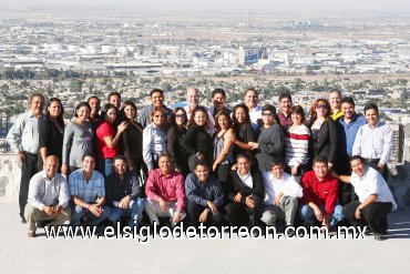 22122007
El viernes 14 de diciembre se realizó la posada de Metrocasas y Nova Homes en el Cerro de las Noas, donde asistieron todos los empleados.