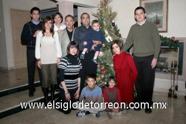 26122007
Familia Salmón Abraham, Cobián Salmón y Villarreal Salmón, en su cena de Navidad.