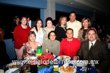 26122007
Héctor J. Ramírez, Roberto Carrillo, Coco Vadez, Ivonne Torres, Dora Olvera, Mirna Siller, Mario Vázquez, Rayito Gamiz, Rayo Ceniceros y Deana Kelley, en la reunión navideña del Instituto Francés de La Laguna.