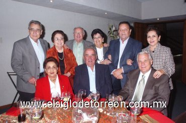 15122007
Alfredo González, Frida de González, Raúl y Esperanza López, José Luis López, Guadalupe de Fernández, Juan José Fernández, Fernando González La Fuente y Laurencia de González.