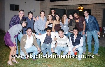 16122007
Bebecha Villarreal festejó su cumpleaños en compañía de un numeroso grupo de amigos.