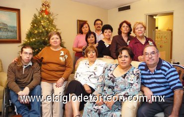 16122007
Lupita Ugalde, Laila Sabbagh, Guille Macías, Elisa Guerra, Mary Tere Rodríguez, Tere de Rodríguez, Ricardo y Gloria Quintero, Francisco y José Muñoz, Eduardo, Sonia y David Rodarte.