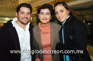 15122007
Luis Alberto Maeda, Laura Núñez Pedroza y Laura Zermeño, en reciente evento de inauguración.