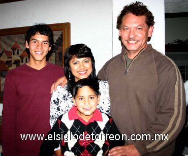 14122007
El festejado acompañado de su hermano Favio y sus papás María Elena Sánchez de Guevara y José Francisco Guevara Franco.