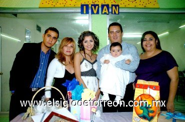 14122007
El niño José Iván acompañado el día de su bautizo por sus papás Iván Chávez Lastra y Marisol Borroel Castañeda; así como de sus padrinos Víctor Hugo y Claudia Flores.