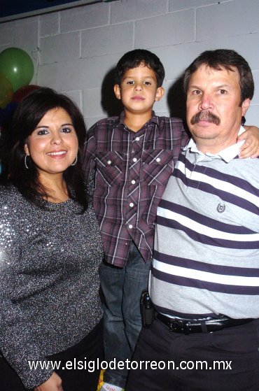14122007
Mary Cruz de Treviño y Eugenio Treviño, festejaron a su hijo Mauricio que cumplió seis años de edad.