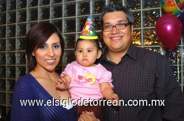 15122007
Daniela Mijares Aguilera cumplió un año de vida por lo que sus padres Daniel Mijares Chiffer y Nora Aguilera de Mijares le organizaron una merienda.
