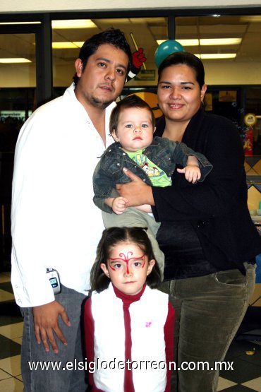 15122007
Felipe Bravo y Vanesa Alvarado de Bravo con sus hijos Natalia y Andre.