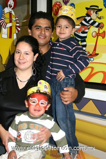 15122007
Miguel Gerardo Lozoya fue festejado con motivo de su cuarto cumpleaños, por sus padres Miguel Ángel Lozoya Vélez y Jaqueline Bravo de Lozoya y su hermanito Emiliano.