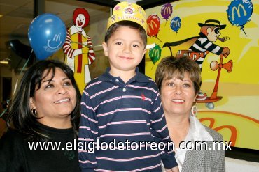 15122007
Miguelito y sus abuelitas Silvia y Lety.