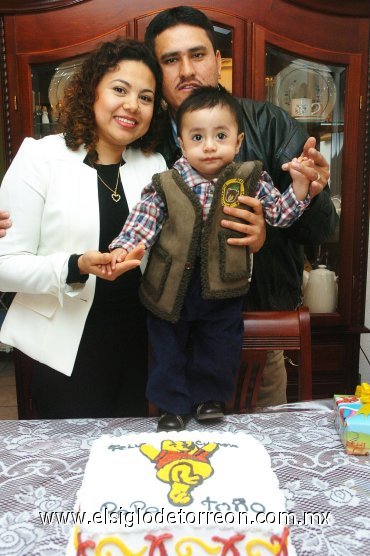 16122007
Cristina Valencia y Jesús Córdoba junto a su hijo José Antonio Córdoba Valencia en su fiesta de primer cumpleaños.