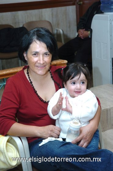 16122007
Julia Meléndez de Santiago con la pequeñita Julia de Santiago Meléndez.