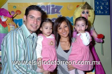 16122007
Mary Sofi junto a sus papás Salim Fahur y Martha Ávalos de Fahur y su hermana Martita.
