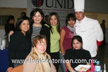 16122007
Lorena Navarro, Lupita Rodríguez, Delia Siller, Nuria Soto, Cinthia Lamas, Linda Campos y Alejandro González, en pasada convivencia.