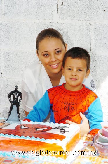 16122007
Alejandro Vázquez Loya junto a su mamá Alejandra Vézquez, el día de su fiesta de cumpleaños número cuatro, la que celebró como el Hombre Araña.