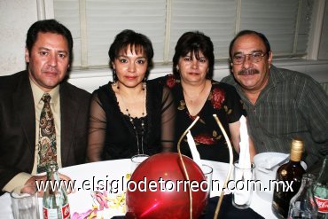 20122007
César Ortiz Escudero, Rosy de Ortiz Escudero, Lupita Torres de Valdivia y Sergio Valdivia, en la posada navideña del Colegio de Médicos.