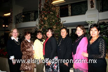 20122007
Lupita Morales, Susy Romero, Silvia Alonso, Alicia Delgadillo, Mercedes Ávila, María Eugenia Rodríguez y Cecy Alvarado, en una posada entre amigas.