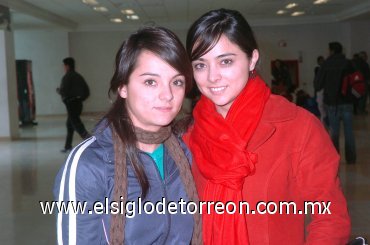 30122007
Eva Sofía Gurza llegó de la Ciudad de México y Bárbara Gurza le dio la bienvenida.