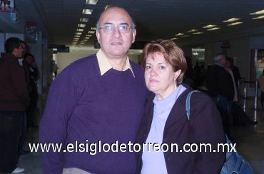 30122007
Raúl Moreno despidió a Laura Ortuño de Moreno, quien viajó a Chiapas.