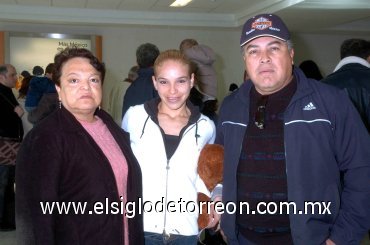 31122007
Lily Flores viajó a Guadalajara y fue despedida por Martha de Flores y José Luis Flores