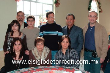 30122007
Armando Torres y Rosa Velia Orduña de Torres acompañados por sus hijos Armando y Luz Elena, Rosa Velia, Salvador Martínez, Rodolfo y sus nietos Lenny y Armando Torres Ramírez.