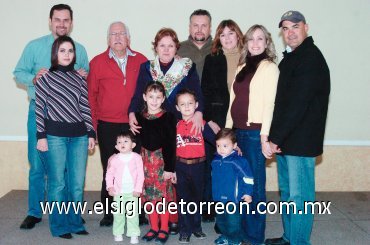 30122007
Jesús Humberto Orduña y Ana María Muñiz de Orduña con sus hijos Jesús, Elena, Humberto, Teresa, Berenice y Jorge, además de sus nietos Sofía, Pamela, Humberto y Mauro.