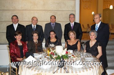 30122007
Jaime Valdepeñas Cortázar, Enrique Sada, Armando Azpe Herrera, Federico López Hernández y Antonio Murguía Valdes, acompañados de sus esposas.