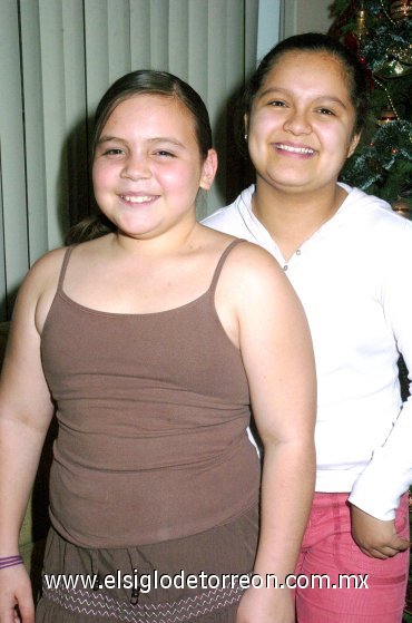 30122007
María Fernanda Pérez y Andrea Guadalupe Acosta, invitadas a reciente fiesta  de cumpleaños.