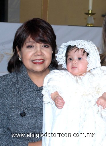31122007
Issabella García acompañada de su abuelita Lupita Romo, el día que recibió el Sacramento del Bautizo.