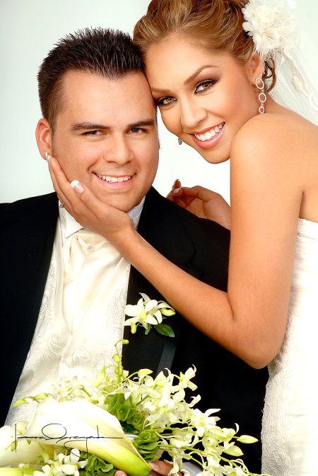 Ing. Jesús Manuel Ortiz Parra y Lic. Silvia Alejandra Segura Huerta unieron su vida en sagrado matrimonio en la parroquia de San Pedro Apóstol la tarde del pasado sábado 24 de noviembre de 2007.

Estudio Laura Grageda.