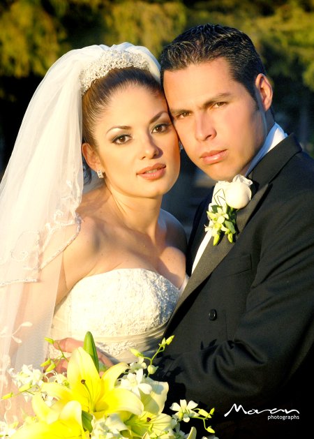 Sr. Alejandro Flores Delgado y Srita. Carla María Zataráin Casillas contrajeron nupcias en la parroquia Los Ángeles el pasado viernes 21 de diciembre de 2007. 

Fotografía Morán