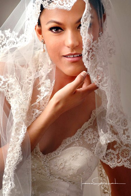 Ing. Perla Cecilia Mireles García el día de su boda con el Ing. Daniel Luján Hernández. 

Estudio Laura Grageda.