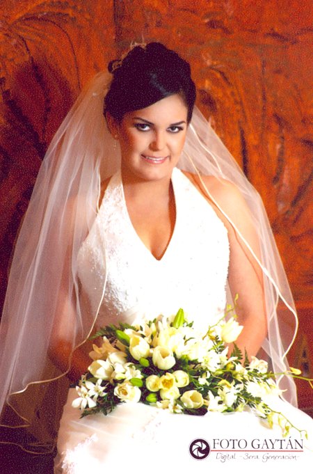 L.A.E. María Teresa Mijares González unió su vida en sagrado matrimonio a la del Ing. Ismael Téllez de Alba.

Foto Gaytán