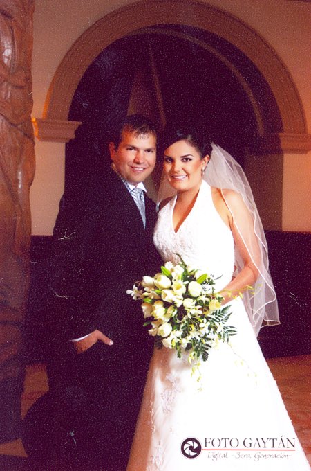 Ing. Ismael Téllez de Alba y LAE. María Teresa Mijares González contrajeron nupcias en la Catedral Basílica Menor de Nuestra Inmaculada Concepción de la ciudad de Durango, Dgo.,el sábado 20 de octubre.

Foto Gaytán