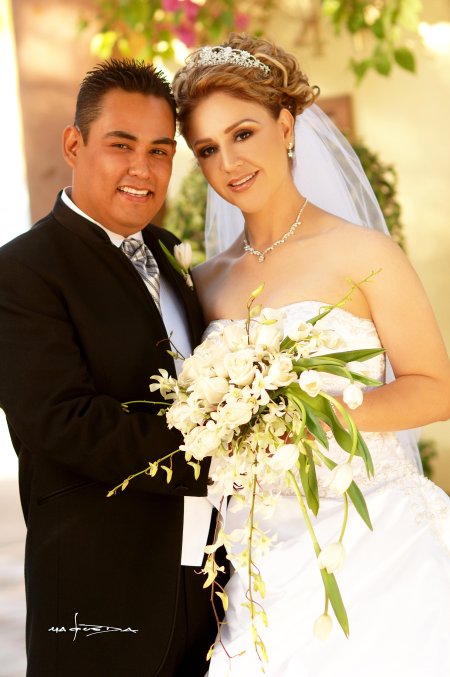 L.A.F. Raymundo Leyva Contreras y Lic. Yamili Michel Lozoya Martínez contrajeron nupcias con el  en la parroquia de San Pedro Apóstol el sábado diez de noviembre de 2007. 

Estudio Carlos Maqueda