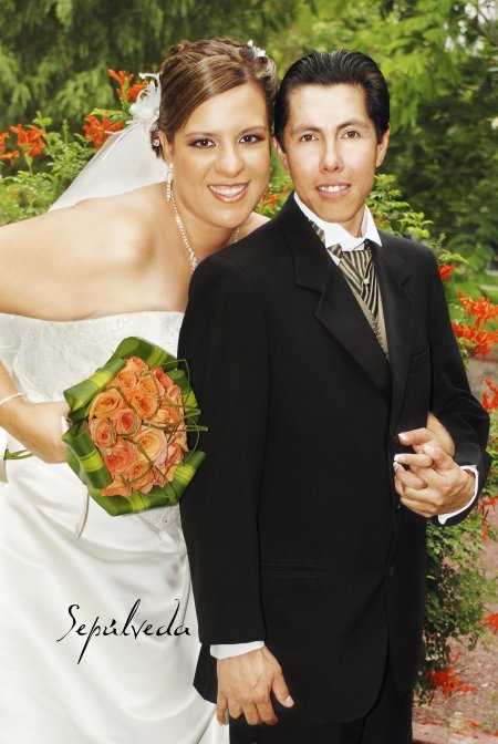 Sr. Juan José Castañeda Escobar y Srita. Ana Catalina Martínez del Río recibieron la bendición nupcial en la parroquia de La Inmaculada Concepción el sábado 21 de julio de 2007. 

Fotografía Sepúlveda