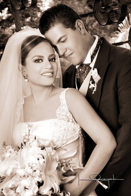 Sr. Francisco Escalera Ponce y Srita. Martha Yadira Llorens Guerrero contrajeron nupcias en la parroquia de La Sagrada Familia, el sábado 20 de octubre de 2007. 

Estudio Laura Grageda.