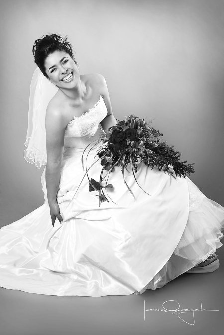 Srita. María Irene Ávila Ortíz en una fotografía de estudio con motivo de su enlace nupcial con el Sr. Jaime Berumen González.

Estudio Laura Grageda.
