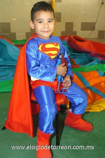 02012008
El pequeño Máximo Sergio Ramírez Huerta cumplió tres años y lo festejó con una bonita piñata.
