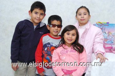 02012008
La festejada junto a José Antonio Coronado Cázares, Sergio Antonio Coronado Delgadillo y Bárbara Coronado Basurto.